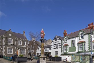 Prince Llewelyn the Great Statue, Houses, Lancaster Square, Conwy, Wales, United Kingdom, Europe