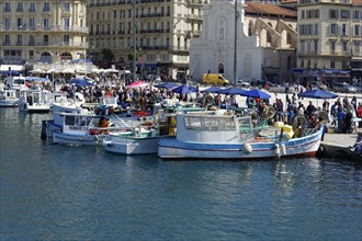 Marseille harbour, market bustle at the harbour with people, boats and stalls, Marseille,