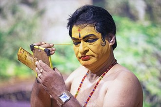 Kathakali performer or mime, 60 years old, makes up his face, Kochi Kathakali Centre, Kochi,