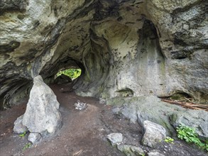 Geotope Quackenschloss, rock gate, passage cave, Goessweinstein, Franconian Switzerland, Upper