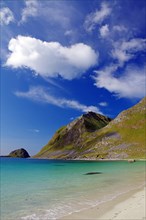 Turquoise green water and white sandy beach in front of high mountains, Haukland, Leknes, Nordland,