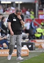 Coach Frank Schmidt 1. FC Heidenheim 1846 FCH on the sidelines, gesture, gesture, disappointed,
