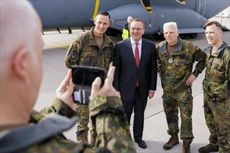 Federal Minister of Defence Boris Pistorius, SPD, bids farewell to the 20 or so soldiers of the