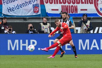 Football match, Jan-Niklas BESTE 1.FC Heidenheim left, Franck HONORAT Borussia Moenchengladbach