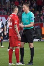 Football match, referee Martin PETERSEN in dialogue with Norman THEUERKAUF 1.FC Heidenheim,