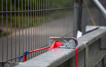 Detail photo, tension belt on the barrier fence at a running event, Strasse des 17. Juni, Berlin,