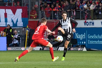 Football match, Florian NEUHAUS Borussia Moenchengladbach right passes the ball, Jan SCHOePPNER 1