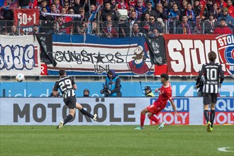Football match, Eren DINKCI 1.FC Heidenheim centre scores the 1 to 1 equaliser against Borussia