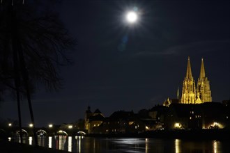 Regensburg, view of St Peter's Cathedral, moonlit night, Bavaria, Germany, Europe