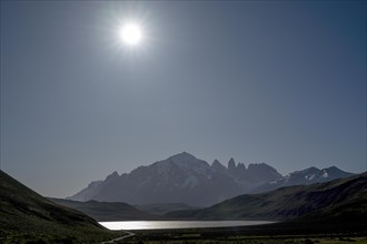 Laguna Amarga, mountain range of the Andes, backlight, sun, Torres del Paine National Park, Parque