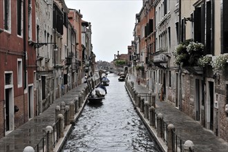 Canal Fondamenta Soranzo delle Fornaci, A narrow canal with boats surrounded by buildings in