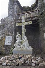 Town gate, cross, statues, Conwy, Wales, Great Britain