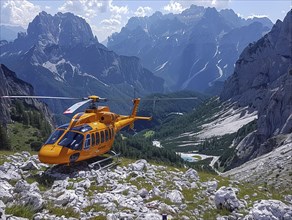 Gelber Hubschrauber vor einer dramatischen Bergkulisse mit blauem Himmel und Wolken,
