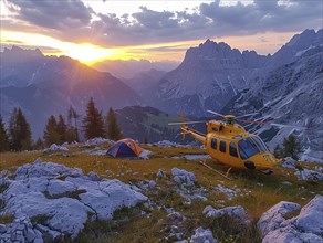 Campingplatz in den Bergen mit gelbem Hubschrauber bei Sonnenaufgang, Rettungshubschrauber im