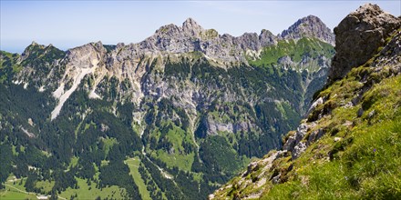 Mountain panorama from the Krinnenspitze, 2000m, behind Friedberger Klettersteig, Rote Flueh,