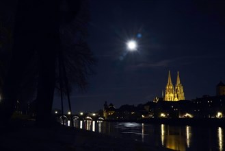 Regensburg, view of St Peter's Cathedral, full moon, Bavaria, Germany, Europe