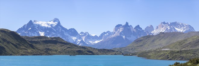 Panorama, Lago Pehoe, behind it the Andes, Torres del Paine National Park, Parque Nacional Torres