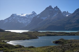Lago Pehoe, mountain range of the Andes, backlight, Torres del Paine National Park, Parque Nacional