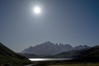 Lago Pehoe, mountain range of the Andes, backlight, sun, Torres del Paine National Park, Parque