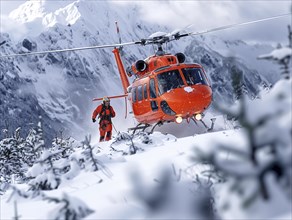 Rettungskraft im Einsatz bei winterlicher Bergrettung nahe eines Hubschraubers,