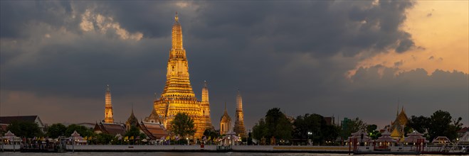 Sunset at Wat Arun, Temple of Dawn, Bangkok, Thailand, Asia