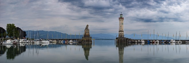 Harbour with lighthouse and Bavarian lion, Lindau, Lake Constance, Bavaria, Germany, Europe
