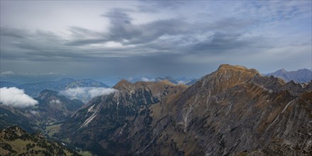 Mountain panorama from the Nebelhorn, 2224m, to the Rotspitze, 2034m, Kleiner Daumen, 2197m,