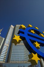 Euro sign, Eurotower, Willy-Brandt-Platz, banking district, Frankfurt am Main, Hesse, Germany,