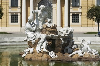 Fountain in the courtyard of honour, Schoebtunn Palace, Schoenbrunn, Vienna, Austria, Europe