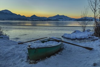 Lake Hopfensee in winter, East Allgaeu, Swabia, Germany, East Allgaeu, Lake Hopfensee, Bavaria,