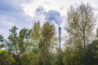 Symbolic image, emission of gases from the chimney of an industrial plant into the environment