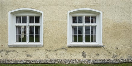 Symbolic image: Two windows in a house wall, using the example of St George's Monastery, now Isny
