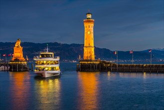 Harbour with lighthouse and Bavarian Lion, Lindau am Lake Constance, Bavaria, Germany, Europe