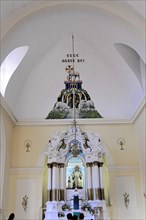 Cathedral Nuestra Senora de la Asuncion, Old Town, Granada, Nicaragua, A view of the altar with a