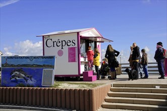 Crepes stand, Hoernum, Sylt, North Frisian island, Schleswig Holstein, Visitors standing at a
