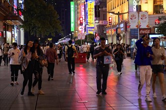 Evening stroll through Shanghai to the sights, Shanghai, Night-time city scenery with people