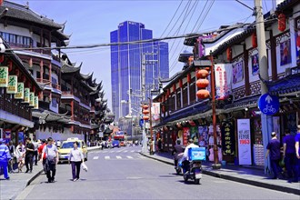 Stroll through Shanghai to the sights, Shanghai, China, Asia, Busy urban street section with