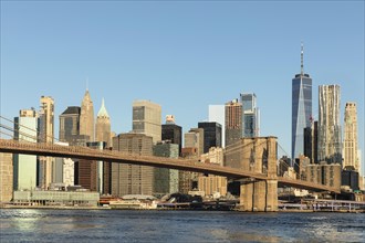 Skyline of downtown Manhattan with One World Trade Centre and Brooklyn Bridge, New York City, New