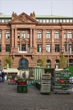 Deutsche Bank with market stalls at the Domshof in Bremen, Hanseatic City, State of Bremen,