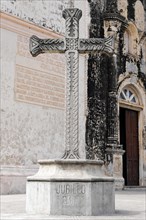 Church Iglesia de Guadalupe, built 1624 -1626, Granada, Nicaragua, Stone pillar with a cross and