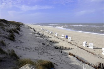 Beach near Wenningsstedt, Sylt, North Frisian Island, Wide coastal landscape with a row of beach