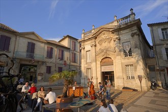 Street musicians in front of the Galerie Ducastel, Avignon, Vaucluse, Provence-Alpes-Cote d'Azur,