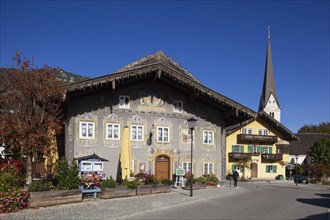 Haus Restaurant zum Husaren with Lueftlmalerei and the old parish church of St Martin,