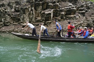 Special boats for the side arms of the Yangtze, for the tourists of the river cruise ships,