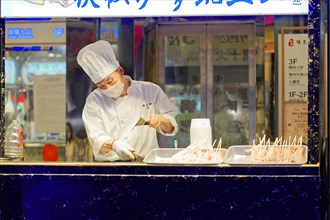 Stroll through Shanghai to the sights, Shanghai, China, Asia, A cook prepares food at a busy street