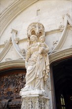 Statue of the Madonna at the entrance to the church of Saint Pierre, Avignon, Vaucluse,