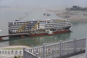 Cruise ship on the Yangtze River, Yichang, Hubei Province, China, Asia, Large cruise ship lying on