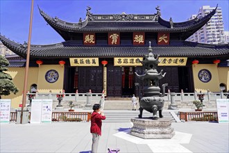 Jade Buddha Temple, Shanghai, View of the forecourt of a temple with traditional Chinese