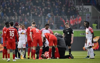 Lennard Maloney 1. FC Heidenheim 1846 FCH (33) injured on the ground, injury, Referee Referee