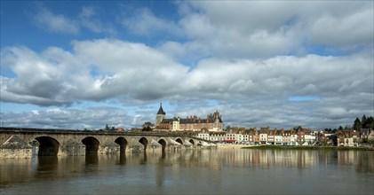 Gien. River Loire and the old bridge. Loiret departement. Centre-Val de Loire. France